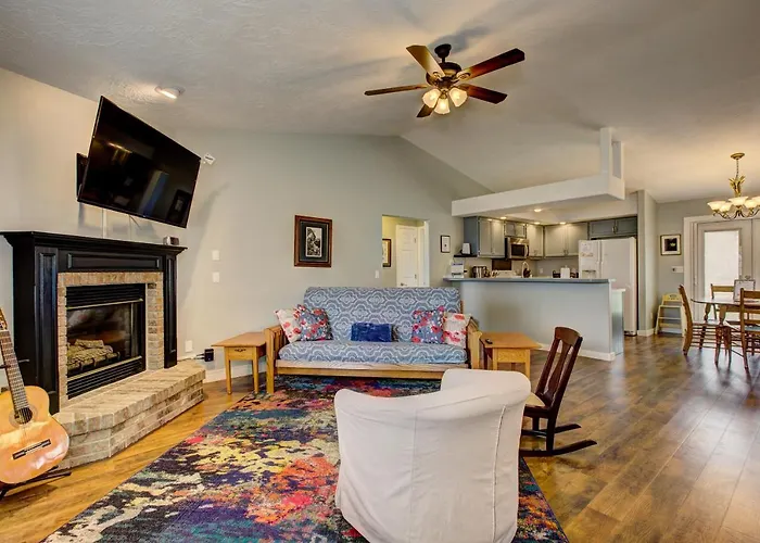 Hello Dolly: Cozy 3-Bed Retreat with Fireplace near Trails and River