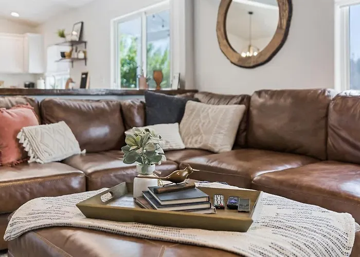 Caldwell Lux Getaway! Large Family Friendly Home