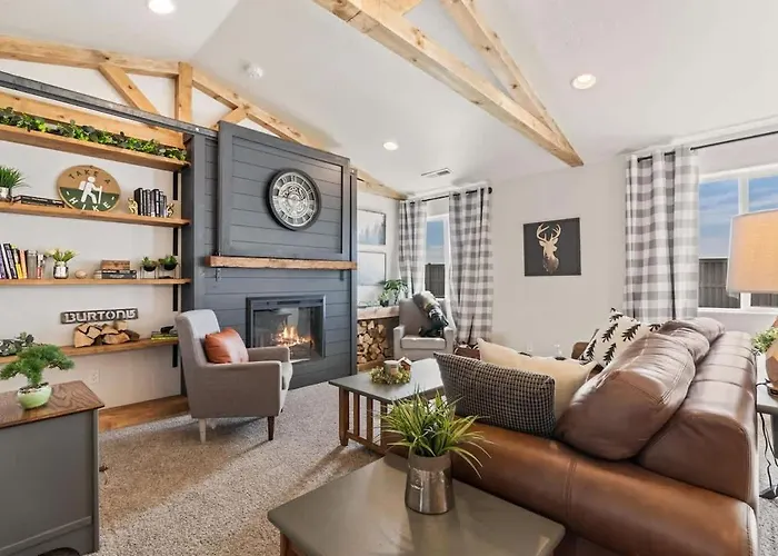 Modern Cabin Vibes, Vaulted Ceilings, Sleeps 8!