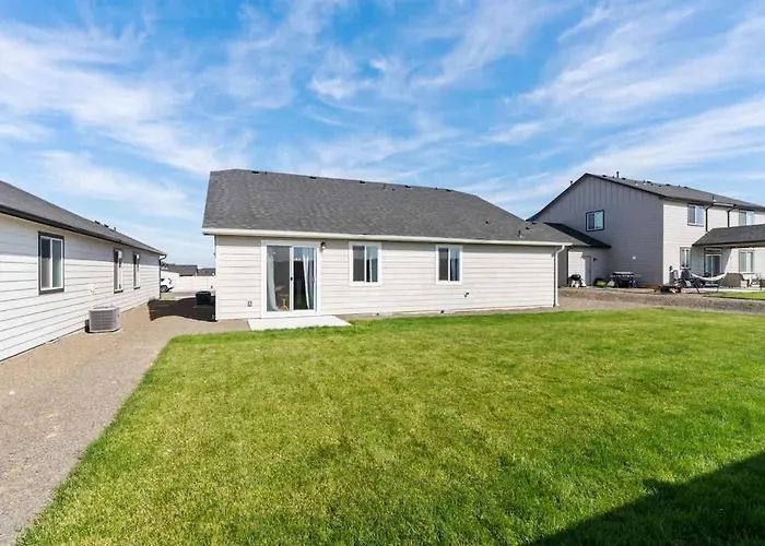 Modern Cabin Vibes, Vaulted Ceilings, Sleeps 8!