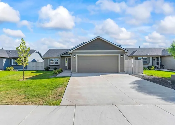 Modern Comfort Caldwell 3B2B Home Sleeps 8!